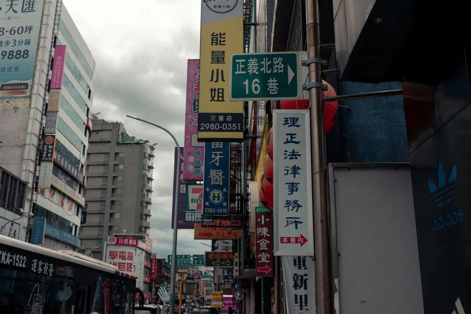 企业宣传片拍摄中的镜头语言运用与品牌形象塑造技巧